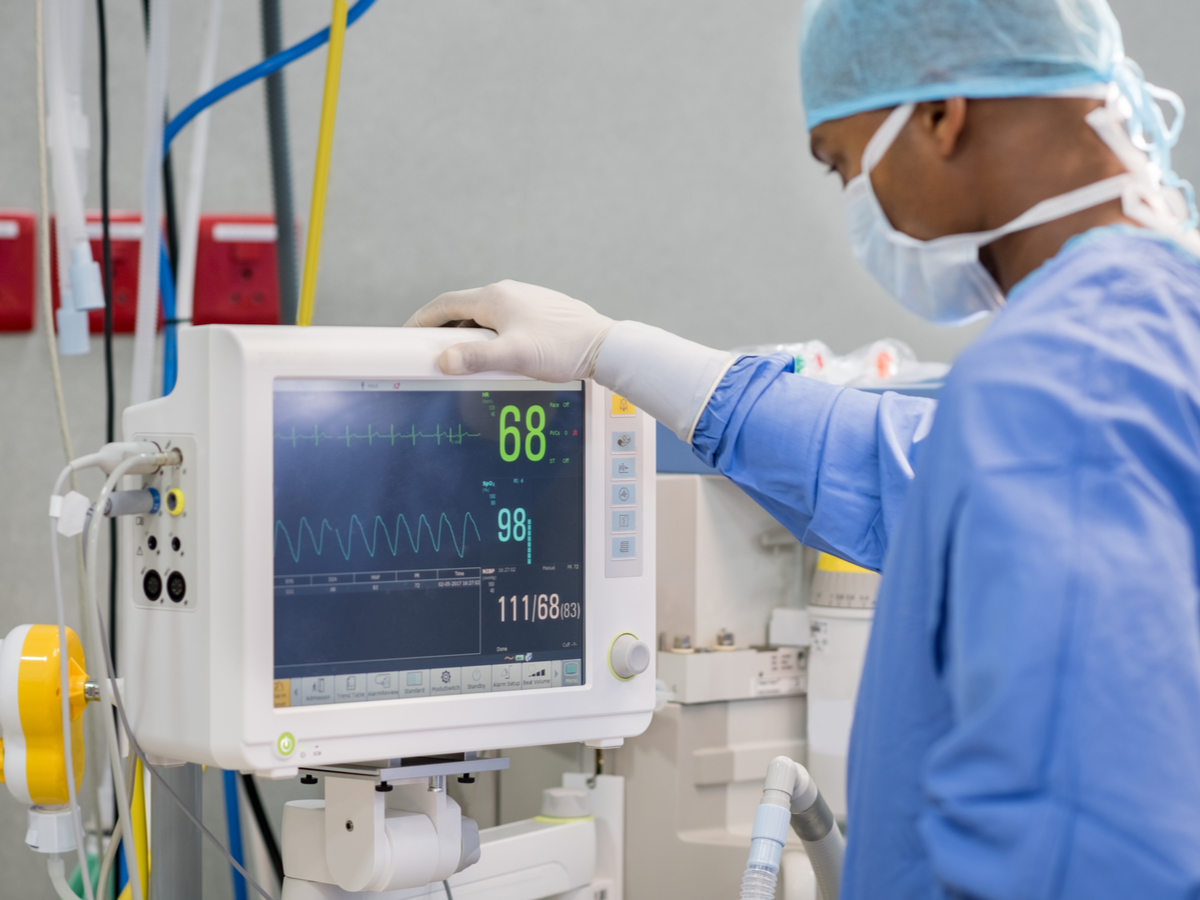 medical-device-surgeon-keeping-track-of-vital (1)