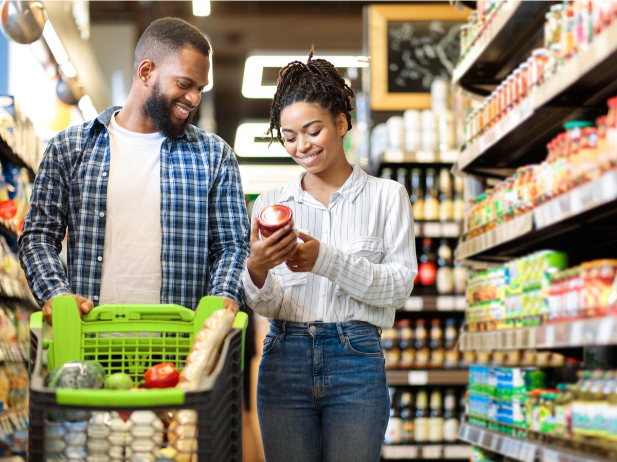food-bev-family-buying-food-supermarket