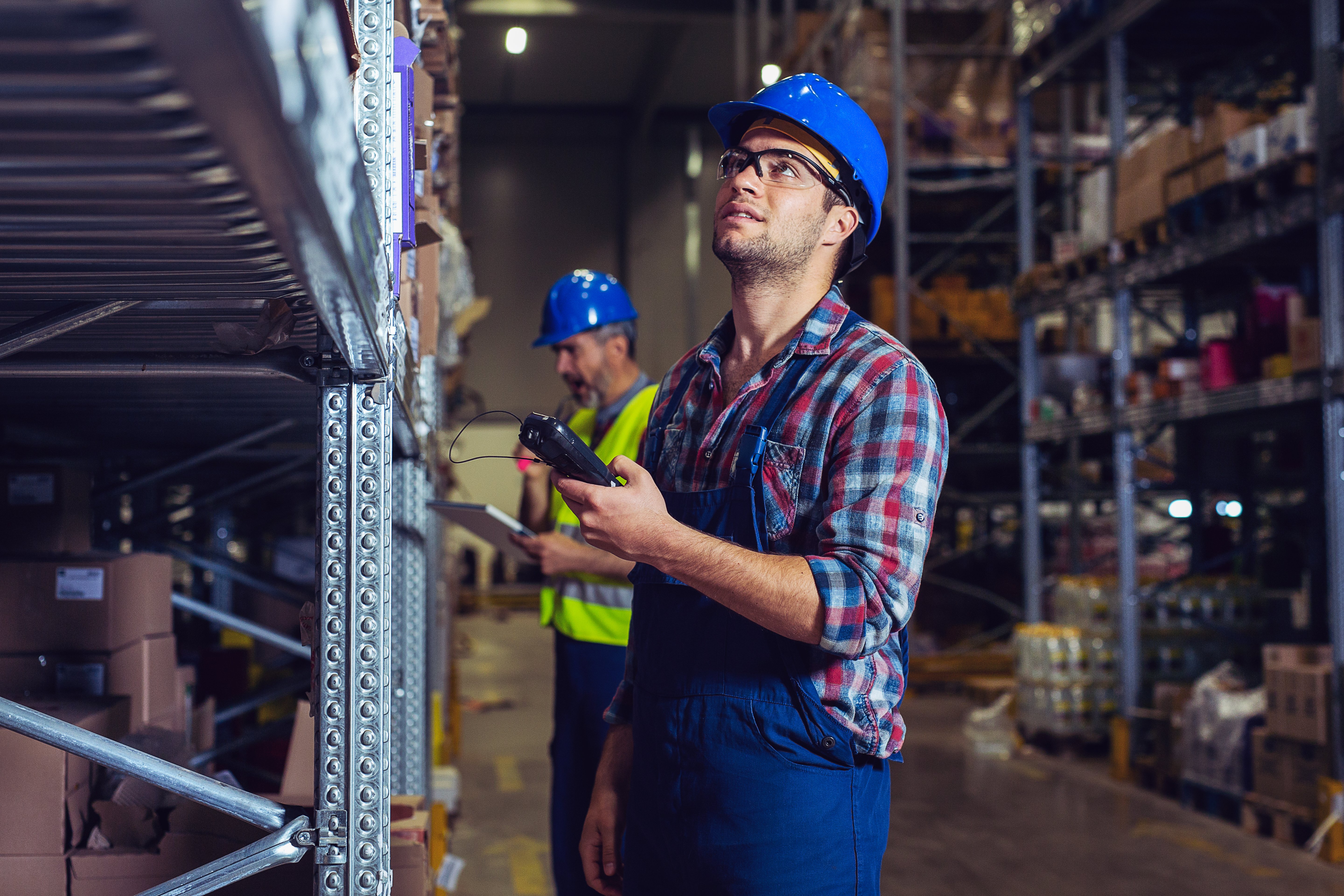 IMG-workers-with-mobile-devices