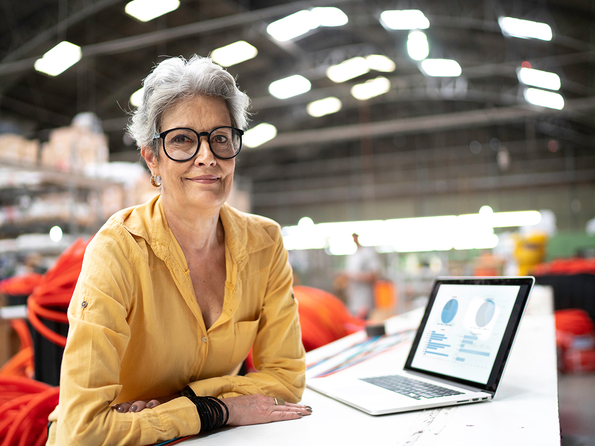 PHO-Portrait-of-a-businesswoman-using-laptop-and-working-in-a-factory(3)